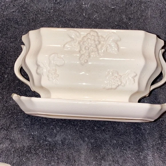 Very Vintage Gravy Bowl with Lid & Attached Saucer - Picture 5 of 9